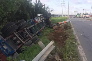 Xe container lật khiến tài xế bị thương trên đường Võ Chí Công