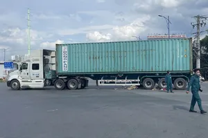 2 mẹ con tử vong sau va chạm với xe container tại vòng xoay Mỹ Thuỷ