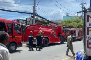 Xưởng gỗ tại TP Thủ Đức bốc cháy lúc giữa trưa 