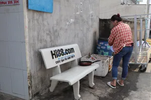 TP Thủ Đức: Hàng loạt ghế đá bị sơn quảng cáo trang web đánh bạc trực tuyến