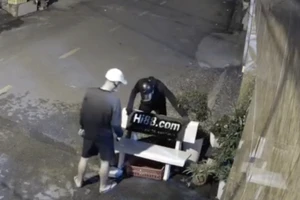 Công an truy xét vụ xịt sơn quảng cáo trang web cờ bạc trên ghế đá