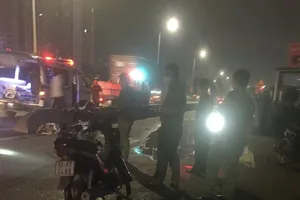 Ngã ra đường sau va quẹt, bị xe máy khác tông trúng