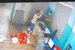 TP.HCM: Người đàn ông cầm hung khí vào trụ sở tấn công công an phường