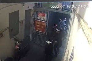 Đi làm không khoá cửa khu trọ, nhóm trộm vào lấy xe 