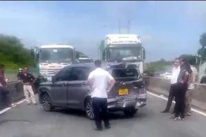 Xe bồn tông liên hoàn 4 ô tô con rồi tiếp tục chạy ở Thủ Đức