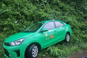 Taxi đang chạy xoay tròn, văng qua mương nước trên đèo Chuối ở Lâm Đồng