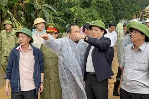 Phó Thủ tướng Trần Lưu Quang trực tiếp kiểm tra hiện trường vụ sạt lở đèo Bảo Lộc