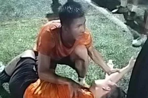 Bị cắn rách tai vì mâu thuẫn khi đá bóng 'phủi'