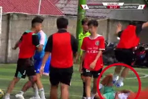 Đừng để sân bóng “phủi” là nơi dung dưỡng bạo lực!