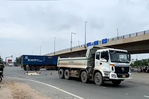 Người đàn ông nhặt ve chai bị xe ben cán tử vong