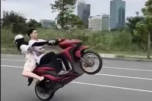 Sự thật về video nam thanh niên bốc đầu xe, đi 1 bánh lan truyền trên mạng