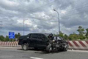TP Thủ Đức: Ô tô bán tải lao vào dải phân cách, tông gãy trụ đèn, phần đầu xe bẹp dí 