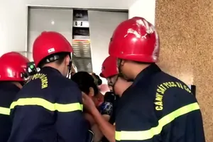 Cảnh sát PCCC giải cứu 9 người kẹt trong thang máy tại TP Thủ Đức