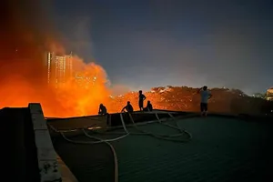 Cảnh sát PCCC ngâm mình dưới kênh nhiều rác thải để chữa cháy tại quận 7