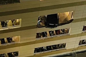 Nữ tài xế lùi ô tô tông thủng tường, suýt rơi từ lầu 4 chung cư xuống đất