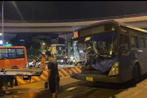 Xe buýt tông xe tải, xe tải tông dải phân cách ở TP Thủ Đức