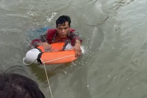 Biên phòng cứu sống người rơi xuống sông trôi dạt từ Long An về TP.HCM