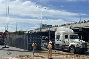 Xe container ôm cua, lật nhào tại ngã tư Bình Phước