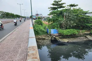 Cướp điện thoại của học sinh đang câu cá rồi cùng vợ đem bán