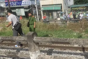 Người đàn ông lao vào tàu hỏa ở Thủ Đức