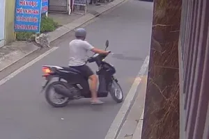 Bắt nghi phạm giả làm từ thiện, lừa 2 cây vàng của cụ già ở Thủ Đức