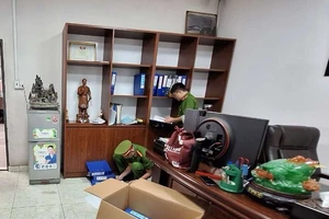 Giám đốc, phó giám đốc Trung tâm đăng kiểm 50-04V bị khởi tố tội gì ?