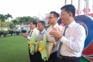 Khen thưởng báo Pháp luật TP.HCM và nhóm PV điều tra đường dây mua, bán thận