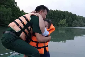 Cứu 2 cha con lật vỏ lãi trên sông Thị Vải