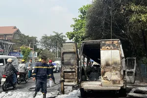  Xe 16 chỗ cháy rụi tại TP Thủ Đức