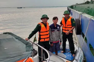 Dự kiến 3 ngày sẽ trục vớt xong sà lan chìm ở Cần Giờ