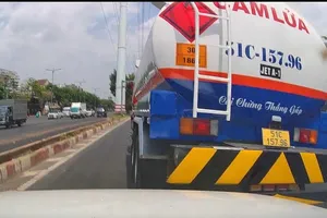 Xe bồn chở xăng dầu va ô tô trên đường Phạm Văn Đồng làm nhiều người thót tim