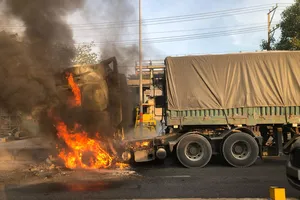 Xe container bốc cháy, giao thông cửa ngõ phía đông TP.HCM bị ảnh hưởng