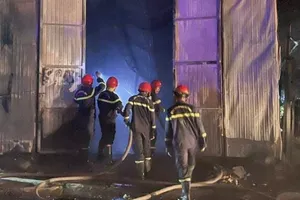 Cháy nhà kho ở Thủ Đức lúc rạng sáng, nhiều tài sản bị thiêu rụi