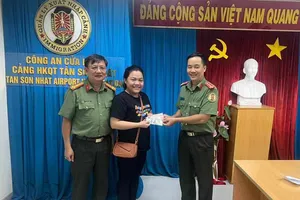 Đại úy Công an cửa khẩu Tân Sơn Nhất nhặt được 50 triệu đồng của khách đánh rơi