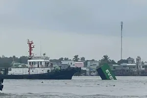 Tàu Singapore và sà lan tông nhau trên sông Sài Gòn