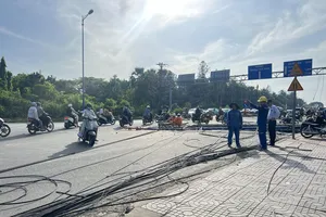 TP.HCM: Xe container kéo sập trụ điện làm 1 cháu bé bị thương, mất điện diện rộng