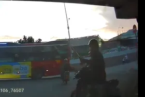 Nam thanh niên dùng tuýp sắt đập bể kính xe tải tại TP Thủ Đức