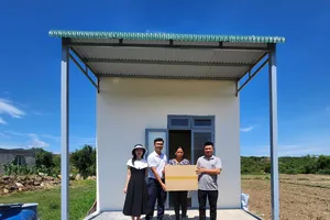 Trao nhà và hai con bò hỗ trợ gia đình bà K Rin