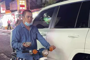 Bắt thanh niên cầm đá đập bể kính ô tô tại TP Thủ Đức