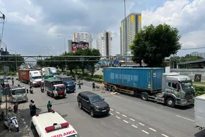 TP Thủ Đức: Va chạm xe máy, người đàn ông ngã vào làn ô tô...