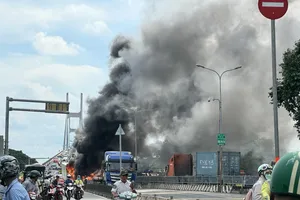 Kinh hoàng: Gần chục ô tô tông nhau và bốc cháy ở cầu Phú Mỹ