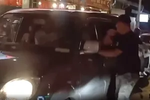 Tạm giữ người đập kính ô tô, hành hung tài xế tại Thủ Đức