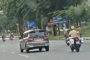 Lập biên bản người lái ô tô bỏ chạy, bị CSGT truy đuổi hơn 4 km ở Thủ Đức