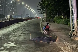 Công an tìm nhân chứng vụ cô gái tử vong cạnh xe máy ở cầu Sài Gòn