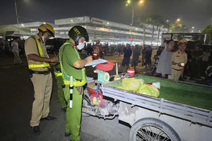 Cảnh sát lập biên bản hơn 2000 xe vi phạm tại chợ đầu mối Hóc Môn