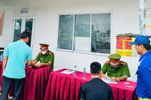 Hàng chục cảnh sát kiểm tra chất ma tuý các tài xế ra vào cảng ở TP Thủ Đức