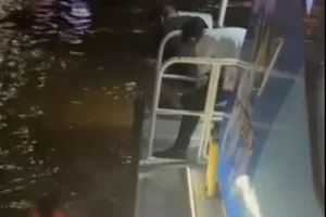 Nhân viên bus sông cứu người nhảy cầu Sài Gòn