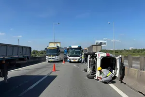 Ô tô 7 chỗ lật trên cao tốc sau va chạm với xe khác