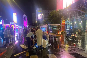 Công an tìm người đi xe máy tông 2 người nước ngoài ở phố đi bộ Nguyễn Huệ 