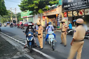 Ba mẹ bận ngủ, làm việc khuya… nên học sinh đi xe máy đến trường